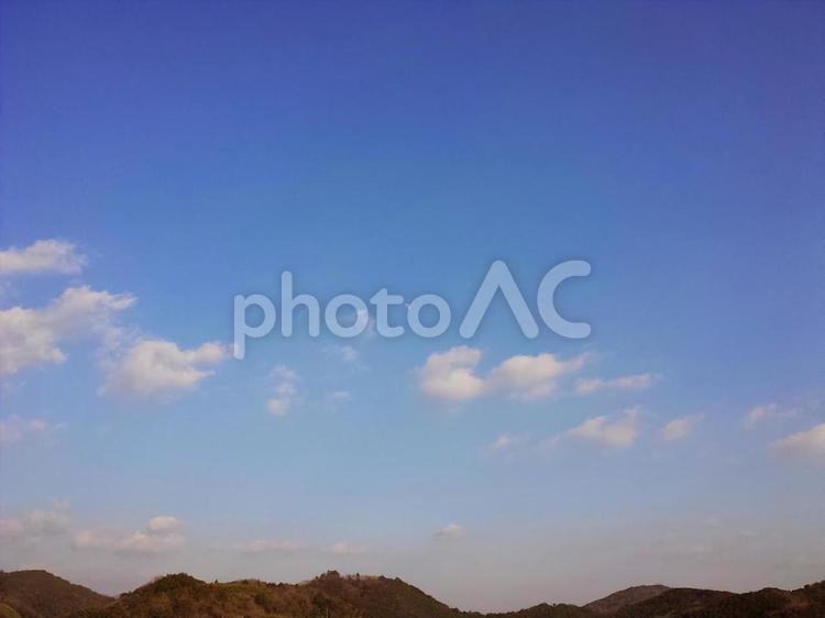 晴れ渡る空と遠くの山 青空,雲,空の写真素材