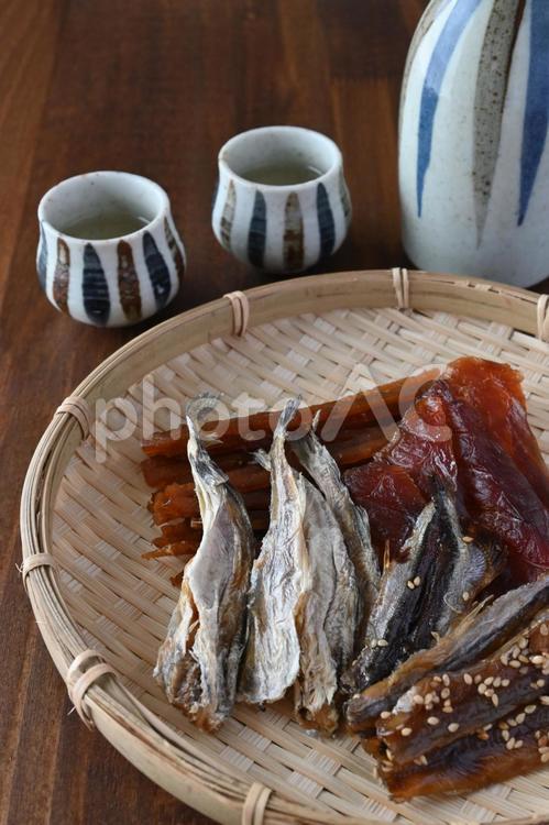 珍味盛り合せ(4種)と日本酒 鮭とば,とば,冬葉の写真素材