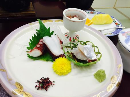 旅館の夜食 刺し盛 お刺身盛り合わせ 旅館の夜食 刺し盛 お刺身盛り合わせ 太刀魚,タコ,まぐろの写真素材