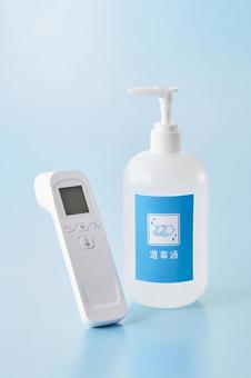 メディカルイメージ 体温計 消毒液 メディカルイメージ 体温計 消毒液 コロナ対策,体温計,消毒液の写真素材
