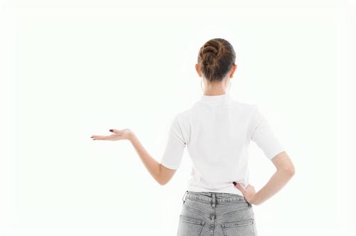 右手を腰に当て左手でポーズする女性(後ろ姿) 右手を腰に当て左手でポーズする女性(後ろ姿) 後ろ姿,腰に手,ポーズの写真素材