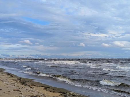 幕張の浜―強風で砂浜に打ち寄せる波 幕張の浜―強風で砂浜に打ち寄せる波の写真
