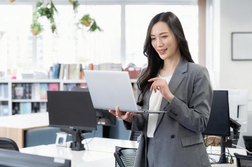 オフィスで仕事をする若いビジネスウーマン オフィスで仕事をする若いビジネスウーマン ビジネス,女性,オフィスの写真素材
