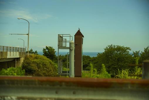 ガードレール越しの海景色 海,空,青空の写真素材