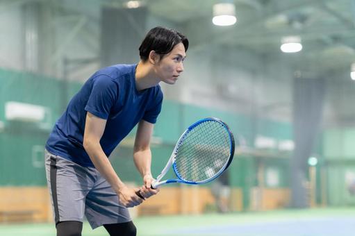 スポーツジムでテニスをする若い男性 テニススクール,スポーツジム,男性の写真素材