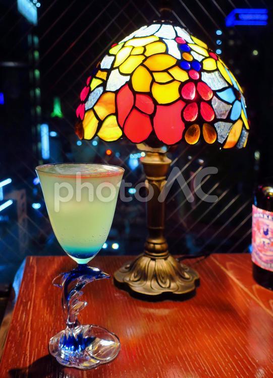 レトロランプと青いカクテル カクテル,モクテル,酒の写真素材