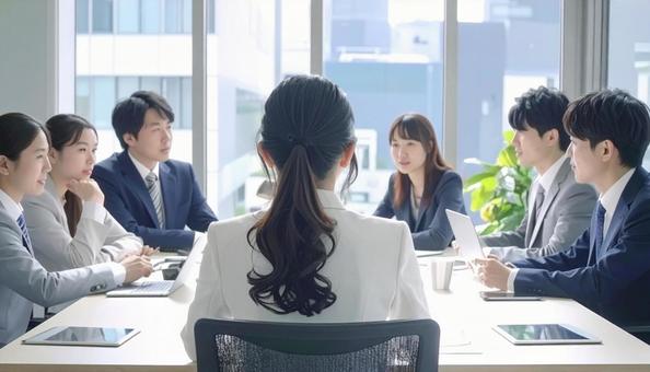 テーブルを囲んで会議するビジネスパーソン テーブルを囲んで会議するビジネスパーソンの写真