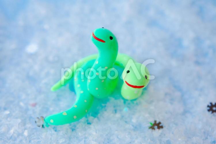 雪の上で仲良しな緑の蛇たち 蛇,クレイアート,動物の写真素材