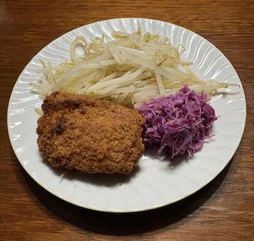 海老カツともやしともってのほかのお浸し 夕食,海老カツ,もやしの写真素材