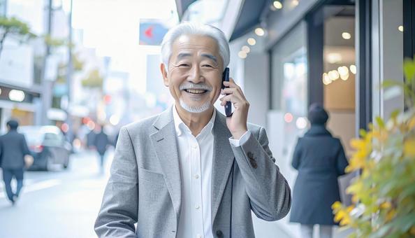 笑顔で電話する高齢者の写真