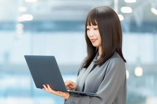 パソコンを使う女性・ビジネスウーマン 女性,パソコン,仕事の写真素材