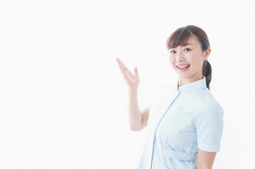 ポイントを指差す若い看護師 課題,医者,ジェスチャーの写真素材