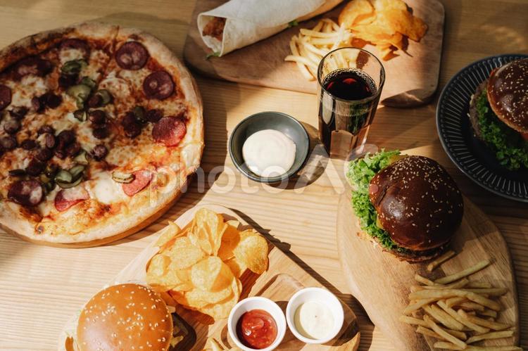 真上から見たピザやポテトなど ハンバーガー,ピザ,ナチョスの写真素材