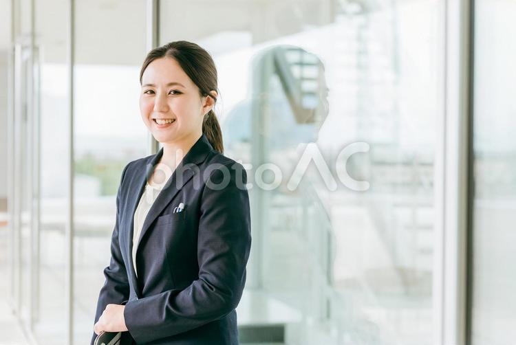 きれいなオフィスで働くビジネスウーマン 女性,ビジネスウーマン,ビジネスの写真素材
