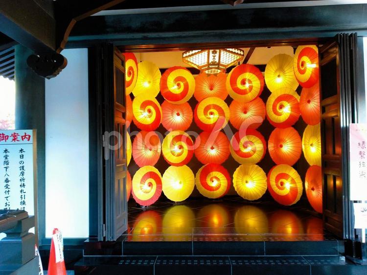 光彩の舞台・法多山の和傘アート 法多山,和傘アート,光の写真素材