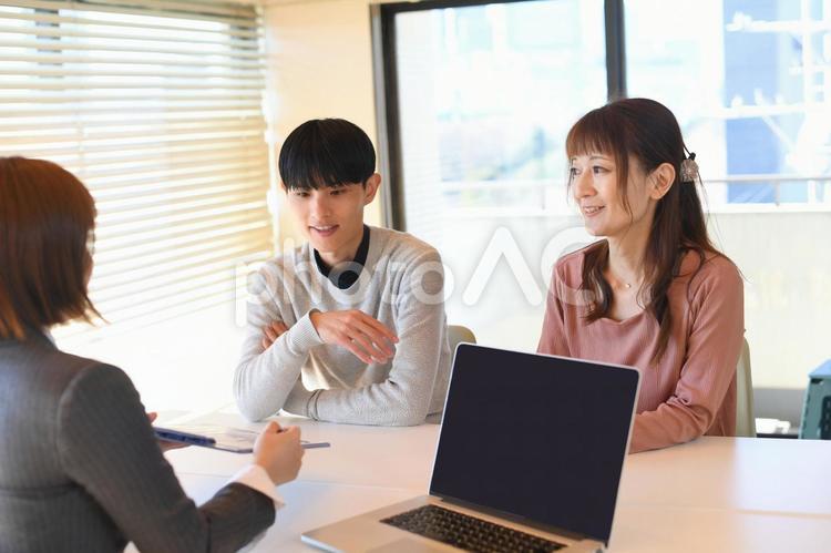 テーブルで会話をする複数人のアジア人男女 営業,営業マン,ビジネスウーマンの写真素材