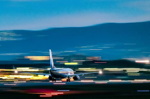 夜の滑走路を最大出力で進む旅客機 夜の滑走路を最大出力で進む旅客機の写真