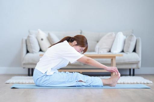 座ってストレッチする横向き女性 女性,ストレッチ,辛いの写真素材