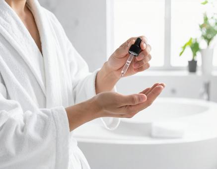 美容液を使用する男性の写真