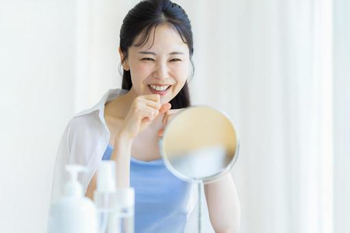 スキンケアをする女性 スキンケアをする女性 美容,ビューティー,女性の写真素材