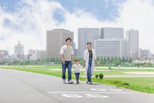 土手を歩く親子 土手を歩く親子 ファミリー,家族,追いかけっこの写真素材