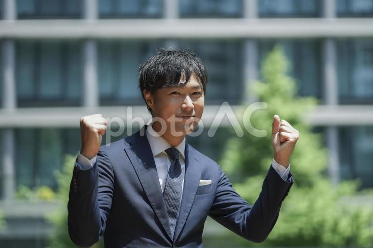 緑とビルとビジネスマン スーツ,就職,仕事の写真素材