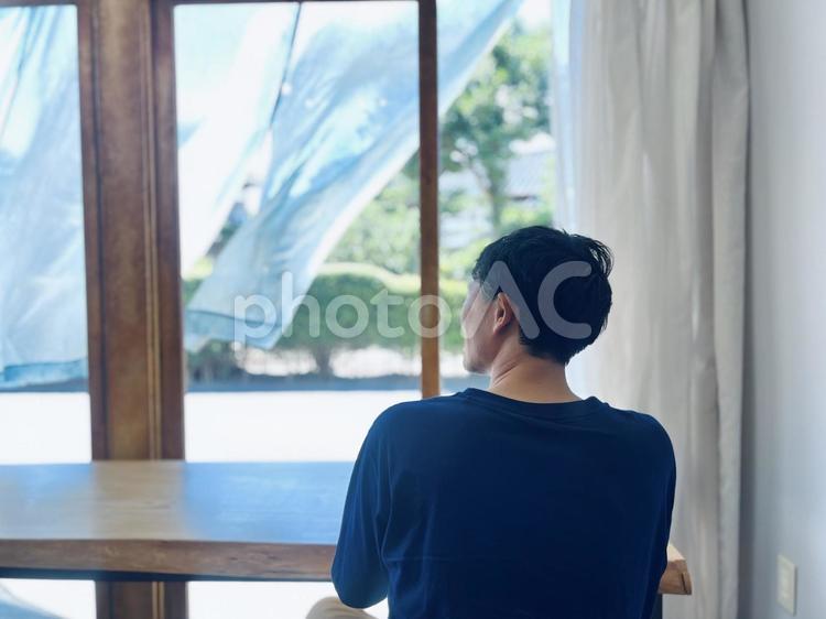 窓際　男性　後ろ姿 窓際,男性,後ろ姿の写真素材