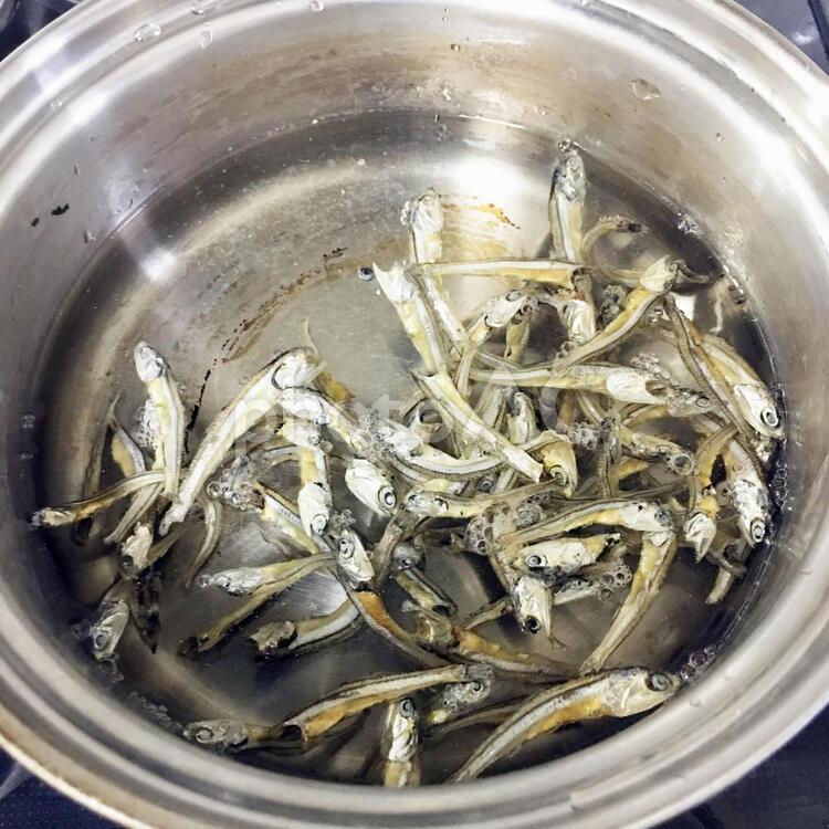 出汁をとる（正方形） だし,煮干し,味噌汁の写真素材