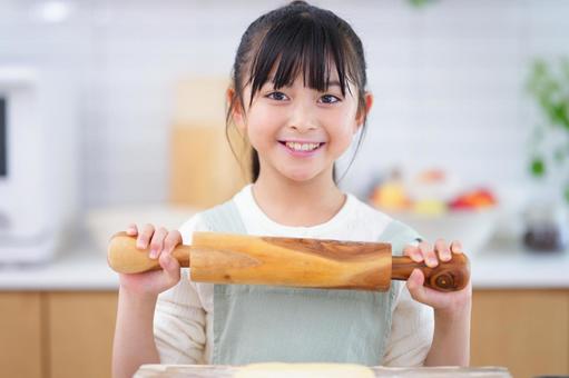 めん棒を手にうれしそうにする子ども 女の子,日本人,めん棒の写真素材