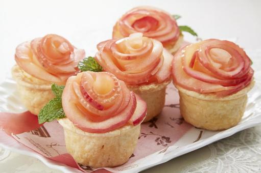 薔薇の花をあしらったアップルタルト 薔薇の花をあしらったアップルタルト アップルタルト,りんご,ローズタルトの写真素材