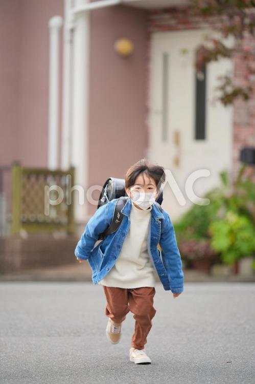 ダッシュで登校するマスクの男の子（縦）3 男の子,子供,男児の写真素材