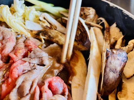 松茸と高級牛肉のすき焼き 松茸と高級牛肉のすき焼き 神戸牛,松阪牛,すき焼きの写真素材