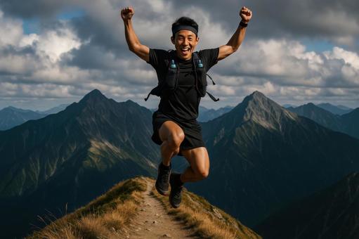 山の稜線でジャンプするランナー 山の稜線でジャンプするランナーの写真