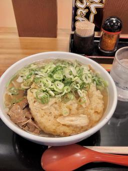 ネギたっぷりのごぼう天肉うどん ネギたっぷりのごぼう天肉うどん 食べ物,うどん,天ぷらの写真素材