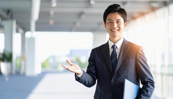 案内、提案をするビジネスマンの写真