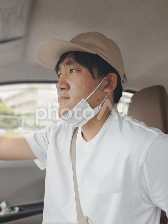 車を運転する帽子の男性 男性,車,運転の写真素材