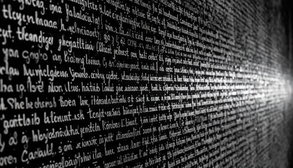 黒色の壁に刻まれた銀色の文字 黒色の壁に刻まれた銀色の文字の写真