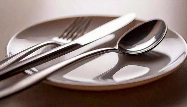 食器 白い皿 ナイフ フォーク スプーン 食器 白い皿 ナイフ フォーク スプーンの写真