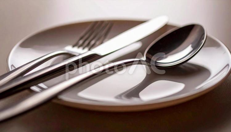 食器　白い皿　ナイフ　フォーク　スプーン お皿,シンプル,セッティングの写真素材