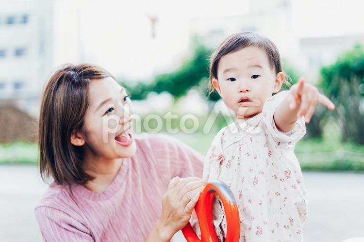 赤ちゃんと公園で遊ぶお母さん 乳児,若い,女の子の写真素材