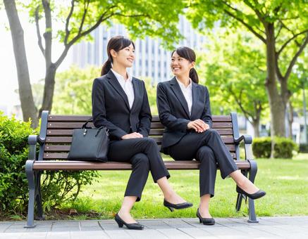 ビジネスの合間にベンチでほっと一息休憩 ビジネスの合間にベンチでほっと一息休憩の写真