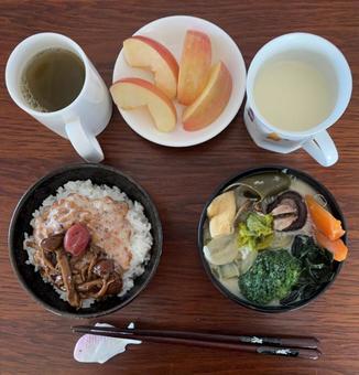 ご飯に納豆となめこの佃煮としそ梅等の朝食 ご飯に納豆となめこの佃煮としそ梅等の朝食 朝食,ご飯,こまちご飯の写真素材