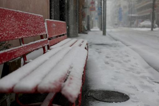 雪の積もった赤いベンチ 雪の積もった赤いベンチ 冬,雪,ベンチの写真素材