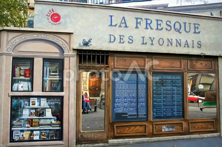 フランス　リヨン　壁画のある建物 フランス,リヨン,壁画のある建物の写真素材
