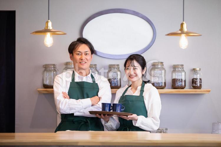 夫婦でカフェ経営 カフェ,夫婦,飲食店の写真素材
