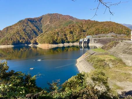 秋の福井の九頭竜ダム　紅葉に色づく湖 秋,晩秋,九頭竜ダムの写真素材