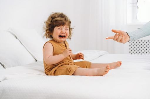 泣いている子に差し出す手 泣いている子に差し出す手 赤ちゃん,泣く,手の写真素材