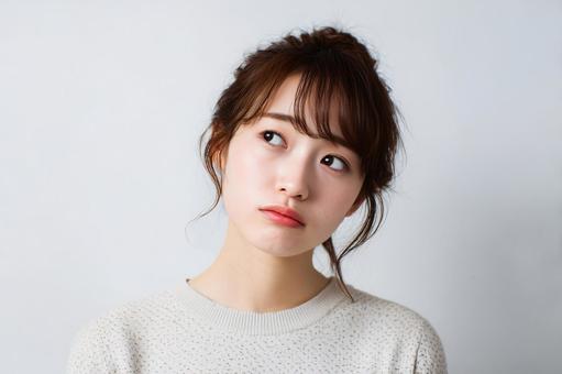 考え込む女性 考え込む女性の写真