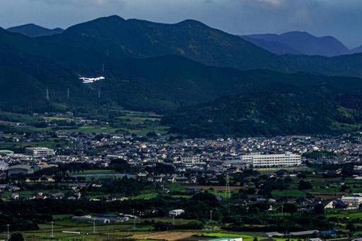 <Material> Plane rising above the city, JPG <Material> Plane rising above the city, JPG