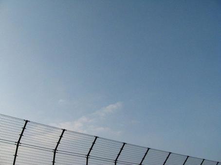 フェンス越しの空 フェンス越しの空の写真